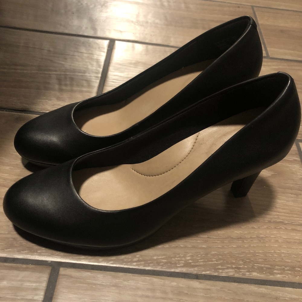 Black pumps